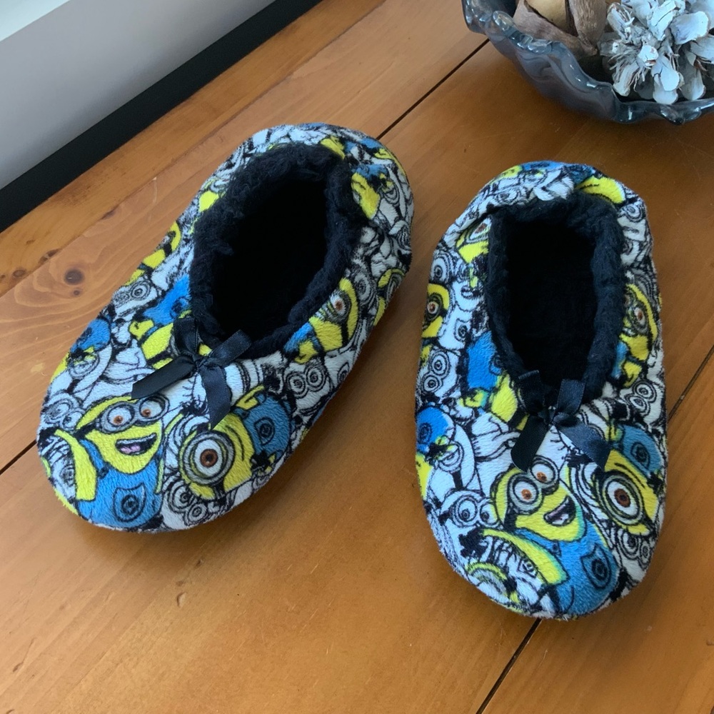 Women’s slippers minions
